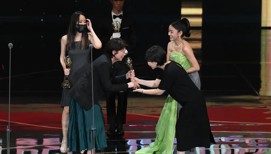 金鐘57/《俗女養成記2》抱走第2座獎！嚴藝文一上台「感言突飄鄉音」下秒激動爆哭