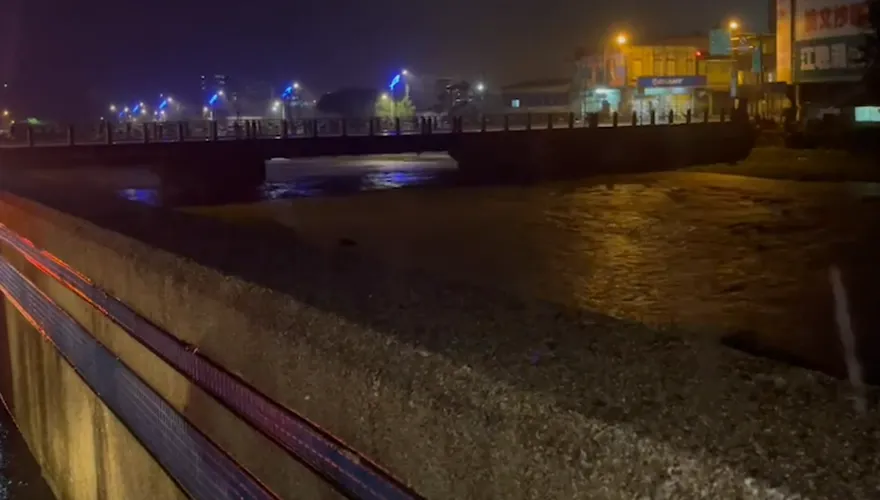 快訊/雨彈夜襲宜蘭！蘇澳白米橋下水位逼近橋面