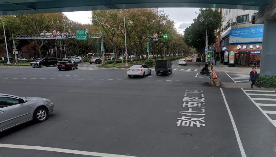 北市路口爆車禍！衰尾騎士遭波及「噴飛人行道重傷」　民眾驚呼：聽到巨響