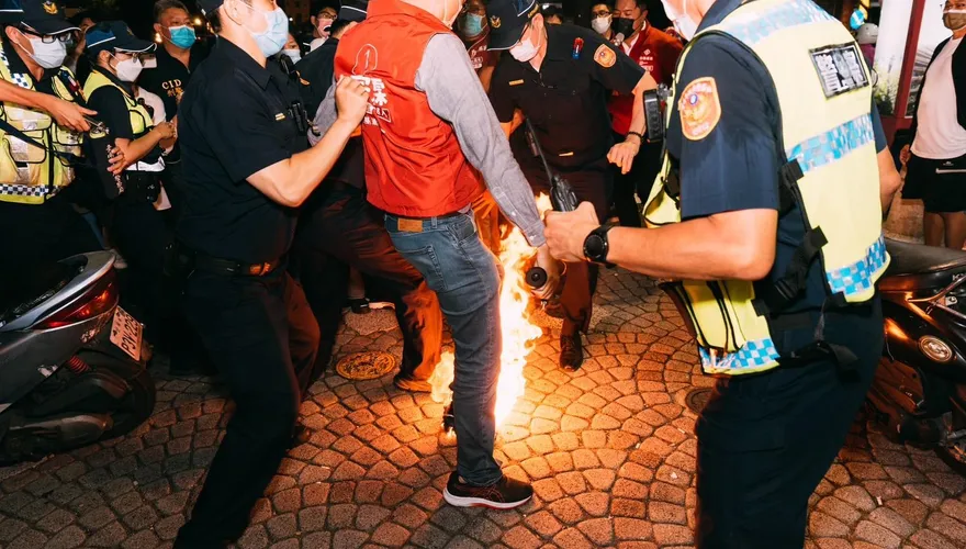 影/台灣基進闖謝龍介造勢大會燒黨旗　分局長滅火不慎燒傷手臂