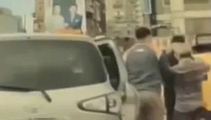 等紅燈時下車快閃fighting？小黃運匠與民眾當街拉扯衝突