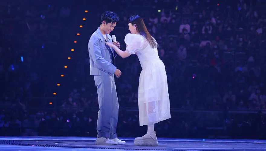 戳肌照曝光!魏如萱讚周興哲「好硬」  力拱解扣:「晚安之後就要裸體」