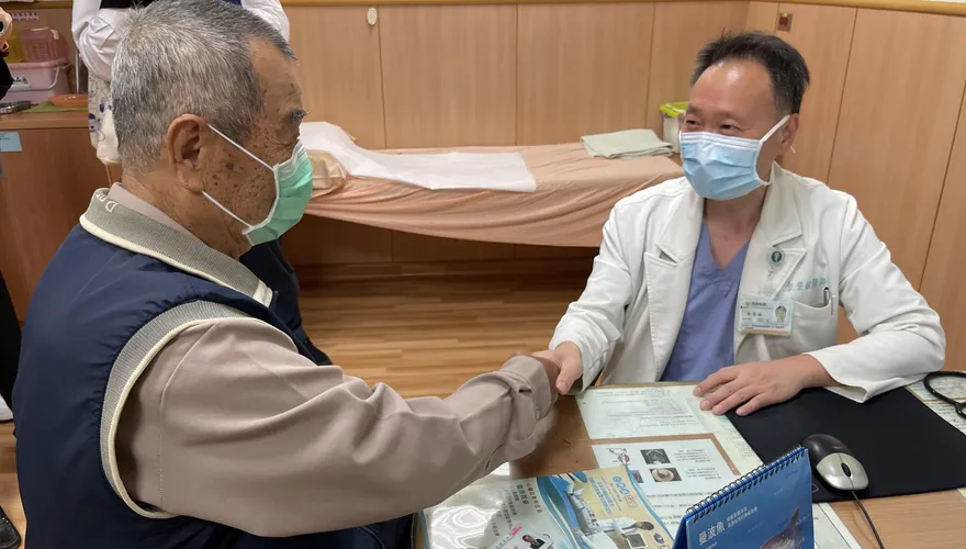 開胸手術十年大不同！老翁微創心臟主動脈瓣植入用健保
