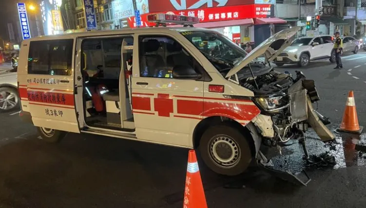 禍不單行！屏東老翁過馬路被撞命危…送醫途中救護車又遭撞　最終搶救無效身亡