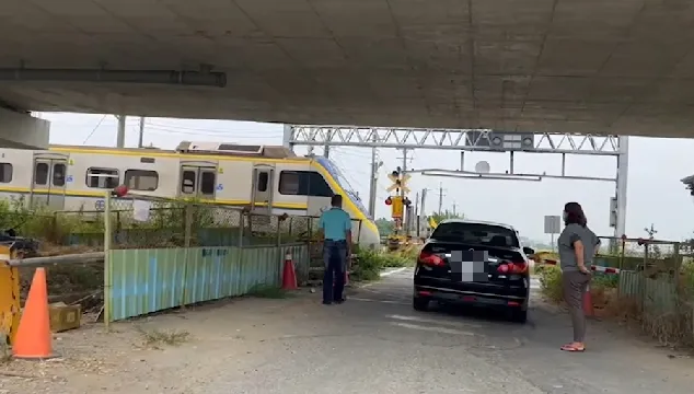 快訊/太誇張！轎車停鐵軌硬搬柵欄…竟還悠哉指揮火車速速通過　悽慘下場曝光