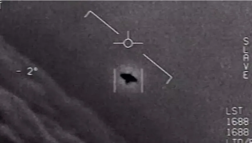 「神秘UFO」衝撞美軍F-16？外媒：8架無人機編組飛行