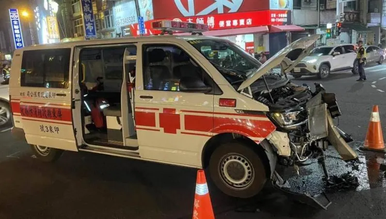 遭機車噴飛「送醫又遭撞」！7旬老翁衰2度車禍　「救護車頭成廢鐵」他傷重不治
