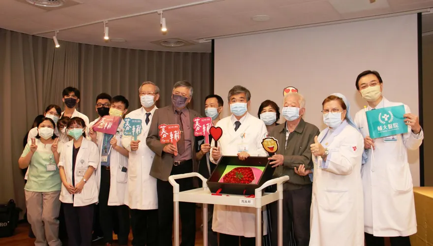 新冠重症又癌症！81歲翁 輔大醫「頭盔通氣療法」救命！