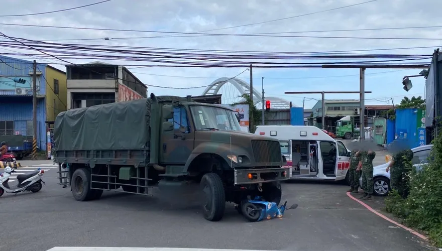 三峽軍用卡車撞機車　母女送醫不治　軍方：非常抱歉