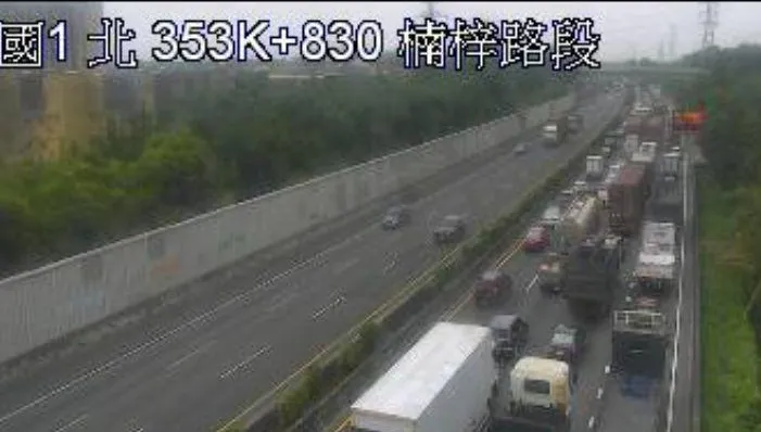 快訊/國1楠梓-岡山不平靜！3km「連爆2起交通事故」　火燒車+三車連撞塞爆