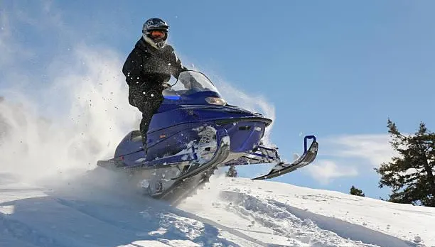 旅客冰島騎雪上摩托車暴衝摔死！旅行社慘賠結果出爐