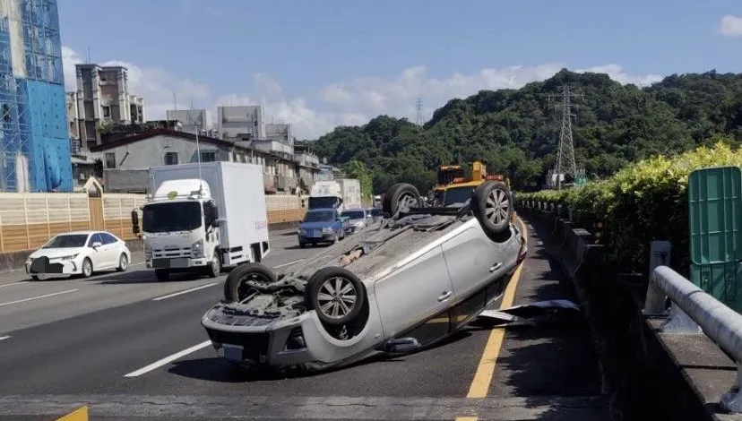 國道3號轎車遭聯結車擦撞　失控翻車駕駛僅輕傷