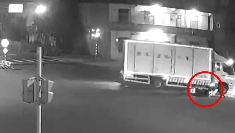 騎士噴飛慘摔、連人帶車捲車底！中壢死亡路口「連2起轉彎車禍」　驚悚瞬間曝光