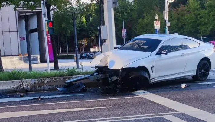 急速衝撞卡分隔島！北捷忠孝新生站外清晨車禍　轎跑車「車頭全爛」恐怖畫面曝光