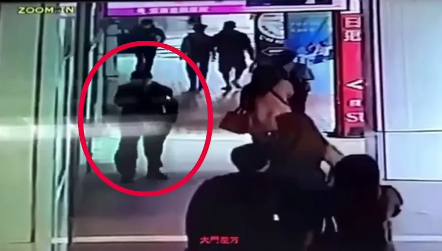 連消防栓蓋子也不放過！慣竊偷機車跟安全帽還不過癮　賊星誇張該敗遭逮