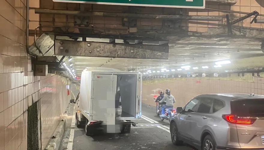 尖峰時刻差點GG！貨車未注意限高　慘被地下道「削頭」還可能吃紅單