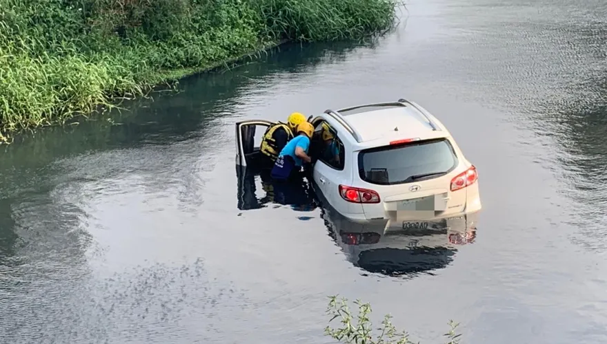 快訊/高雄鳳山自小客車暴衝排水溝！水淹半車身…警消協助駕駛脫困