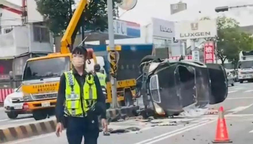 快訊/台中賓士「自撞分隔島」！車頭爆裂橫躺路中央　78歲男慘困車內