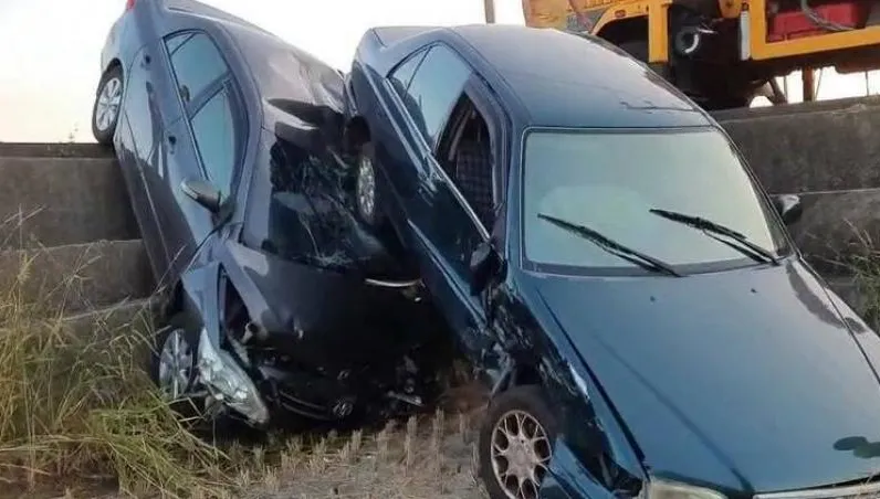 出事了！苗栗苑裡2車互撞「相疊」倒插田裡　竟是路口無號誌惹的禍