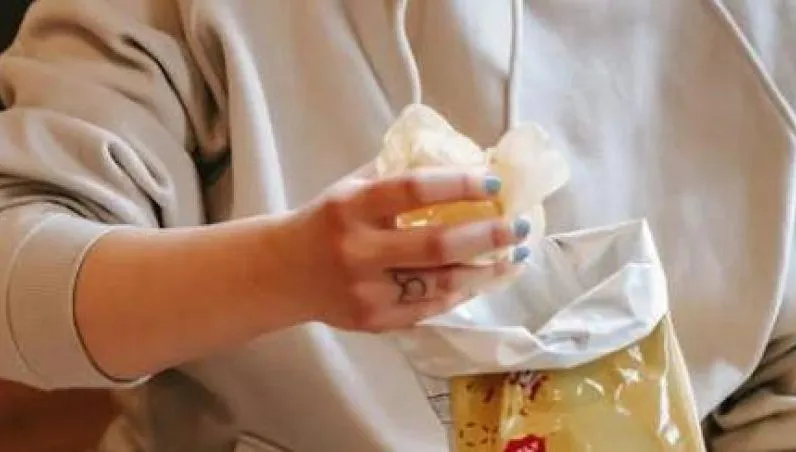 洋芋片藏斷指？她吃一半「驚見骨頭狀異物」　傻眼直呼反胃：像小孩的手
