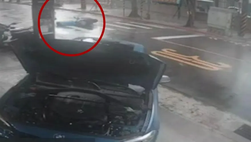 快訊/南港「2機車相撞」！1人慘遭撞飛「失去呼吸心跳」　送醫急救中