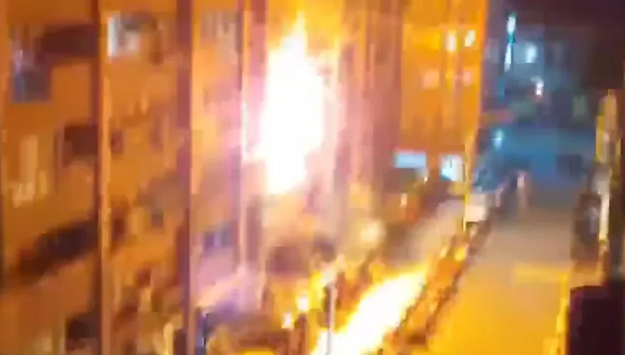 快訊/冷氣室外機連爆3次！新竹社區深夜烈火狂燒　火光、巨響住戶嚇傻…驚悚14秒畫面曝光