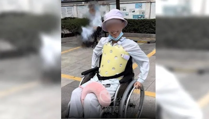 頭部撕裂、胸腰椎骨折！女大生「遭墜樓男砸中」　下肢癱瘓崩潰：只是逛個街