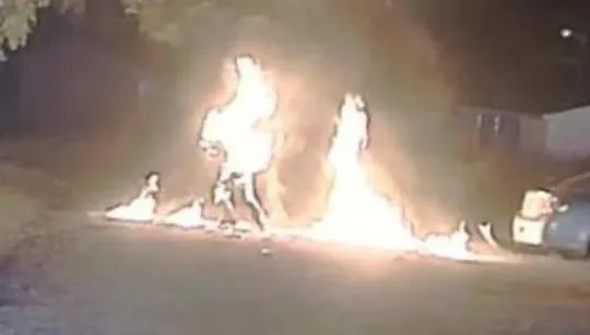 男子拒檢狂飆逃逸！遭電擊槍擊中秒變火球倒地送醫