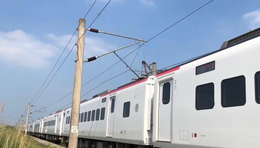 台鐵隆田善化間電車線斷落　初判遭陸橋水泥塊砸中