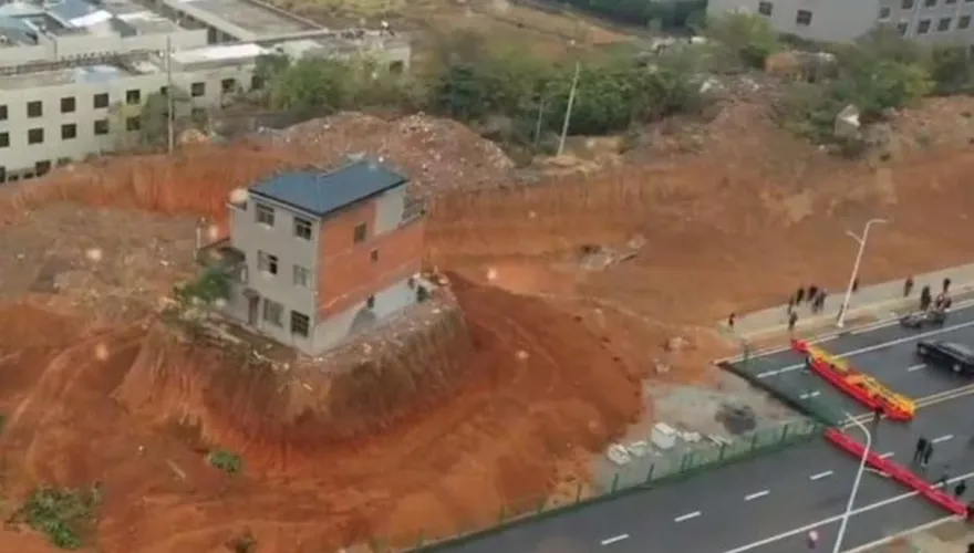 影/透天厝拒拆遷被挖成「孤島」　超慘釘子戶進出得爬梯子