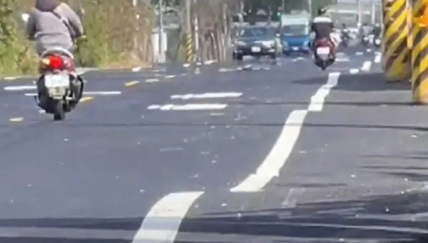 影/鹿港海浴路變「海浪路」！20cm高低差「騎車變衝浪」　驚險畫面曝光