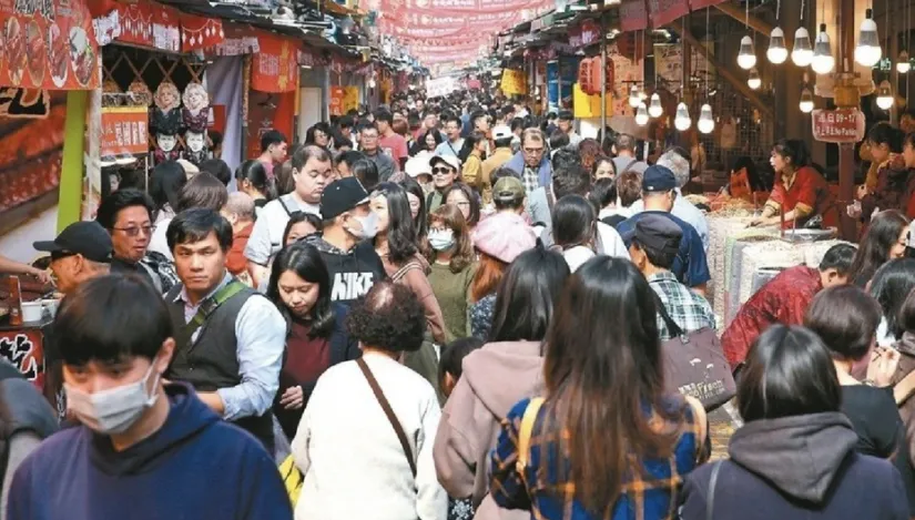 人潮洶湧地形斜！　他喊台灣這地方像「梨泰院」