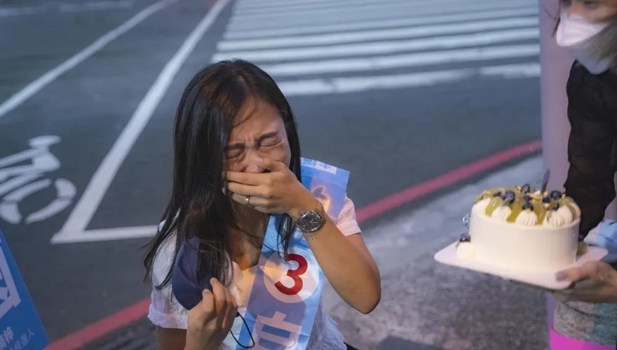 藍美女主播候選人街頭爆哭！女兒一句話超揪心