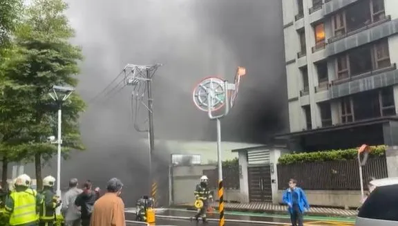 影/內湖家具工廠大火！悶燒竄白煙…上班民眾驚逃