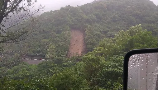 雨彈炸宜蘭！蘇花公路坍塌　工程車遭埋…現場畫面曝