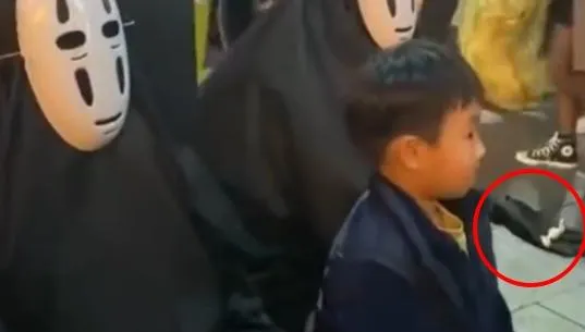影/梨泰院踩踏傳毒糖果奪命？「無臉男」發糖影片曝光！陸留學生：收到不敢吃
