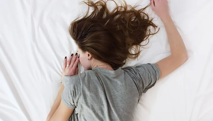 秒睡不代表睡得好！睡眠專家教4徵兆，揪出隱藏「失眠一族」