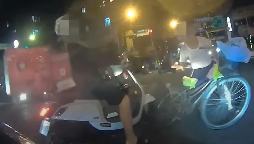 影/騎車故意撞阿北！這「傅潘達」太惡　警到場秒龜縮