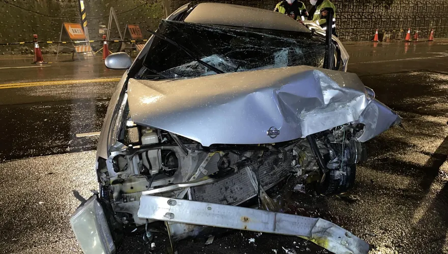 鬼遮眼？轎車駕駛突然「眼前一片黑」　逆向撞斷燈桿車頭全爛了