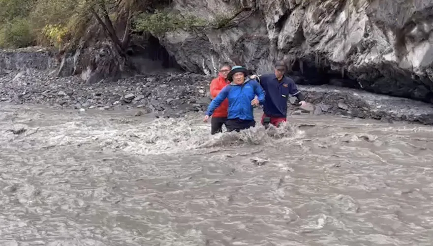 搶救！南投奧萬大北溪暴漲　3男2女野溪泡湯受困