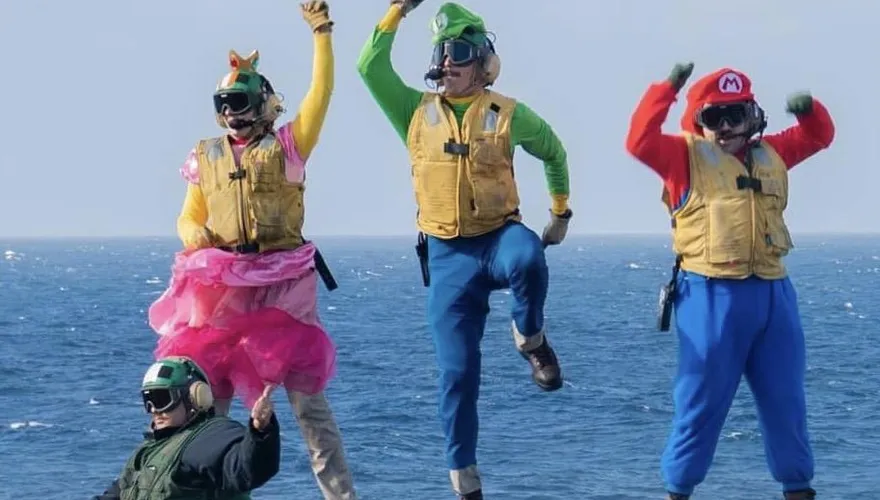圖/萬聖節快樂！美海軍搞怪變裝　瑪莉歐、魷魚遊戲參戰