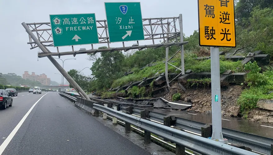 快訊/國道汐止走山事故高公局分局長出面說明　大型機具進場移除
