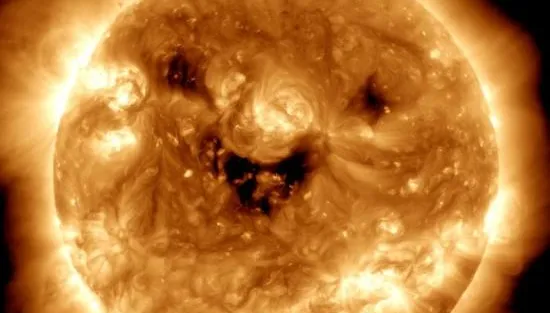 太陽寶寶說你好！NASA衛星拍到太陽在「微笑」　吸引網友P圖大展創意