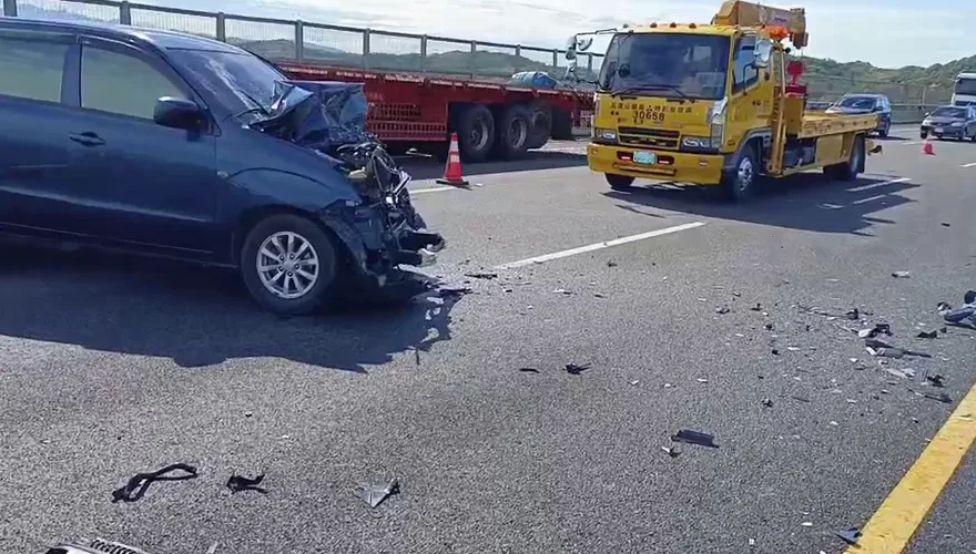 這修車費有辦法出險？男子駕車高速追撞工程車　恐賠國家這數字