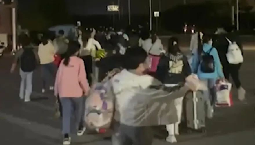 鄭州富士康爆疫情　員工稱「返鄉者多為短期工」　廠區公布新規：全勤可獲獎金6.6萬台幣