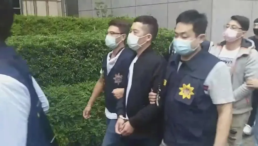 男子插旗天道盟美鷹會！率眾暴力介入土地開發牟取暴利　警一舉瓦解