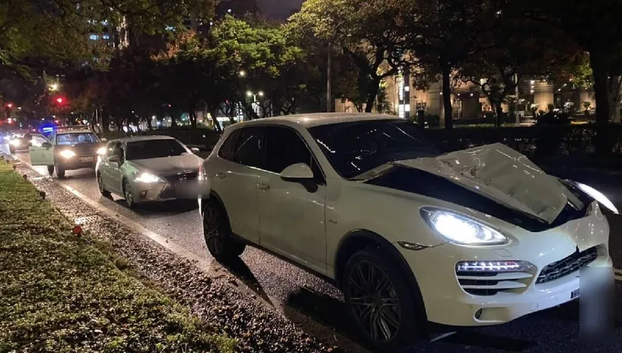 快訊/北市大安區離奇車禍！中年男子穿越快車道遭撞　失去生命跡象送醫搶救中