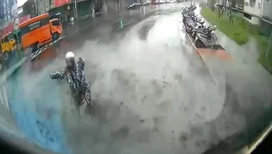 踏斑馬線「違規硬闖路口」！砂石車險撞衝刺三寶　附贈滿身泥沙網諷：土葬體驗