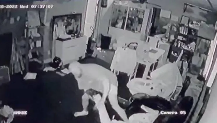 不爽家暴被檢舉！狠男出獄找妻尋仇　「當幼兒面開槍」她染血慘死