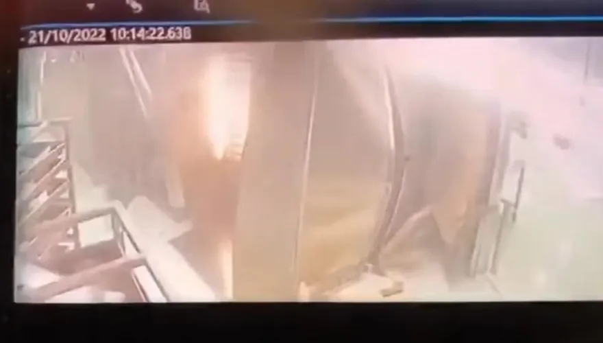 影/生死12秒！「金屬門炸飛」港榮華餅家烤爐突爆炸　3製餅師傅與死神擦肩過